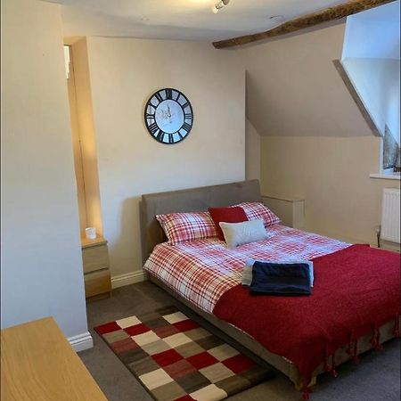 Studio Double. Own Bathroom, Shared Kitchen Бюдли Екстериор снимка