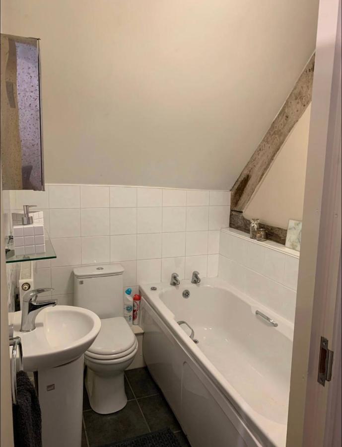 Studio Double. Own Bathroom, Shared Kitchen Бюдли Екстериор снимка