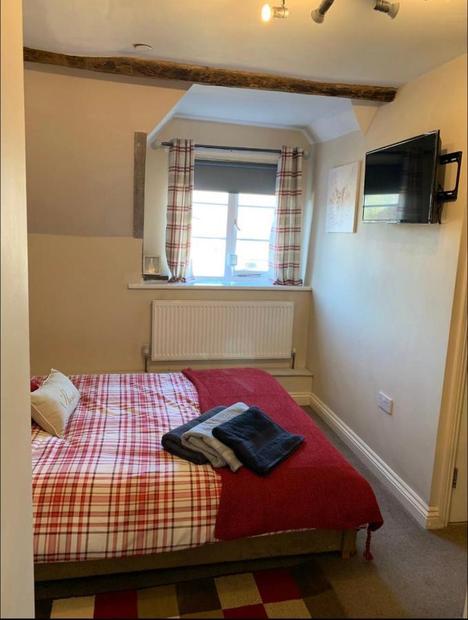 Studio Double. Own Bathroom, Shared Kitchen Бюдли Екстериор снимка