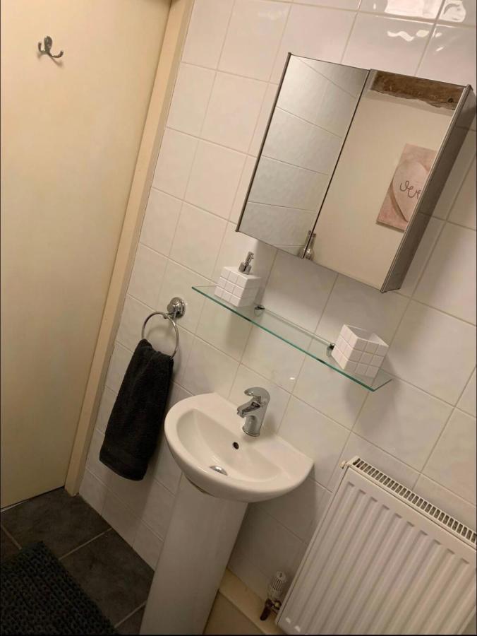 Studio Double. Own Bathroom, Shared Kitchen Бюдли Екстериор снимка
